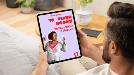Cheat sheet met 10 videohooks op een tablet