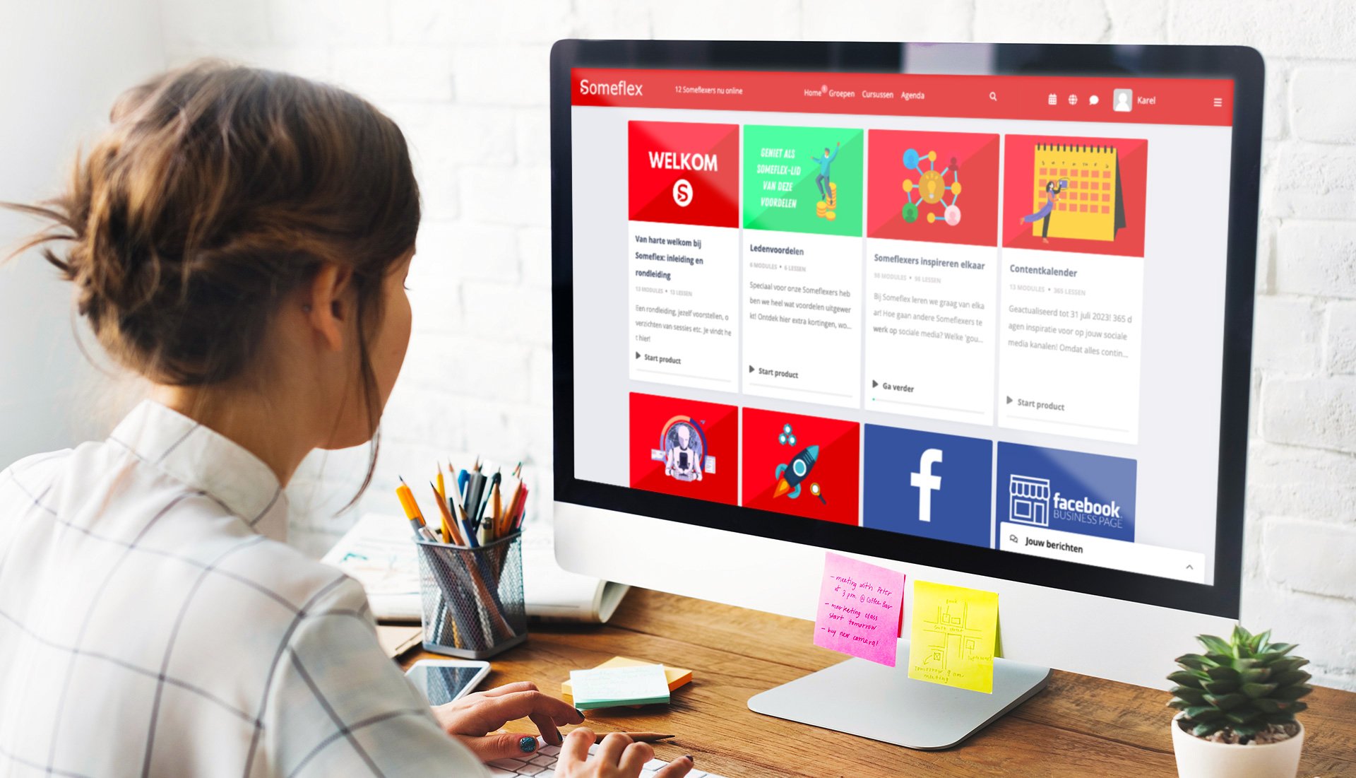 Vrouw gebruikt iMac, Someflex, e-learning Vrouw gebruikt iMac, Someflex, e-learning